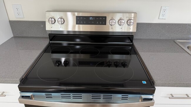 Building Photo - 907 Herbine St