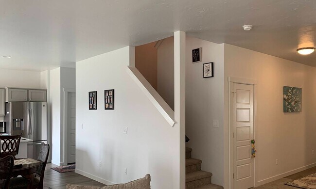 Building Photo - 4 bedrooms upstairs PLUS an OFFICE on the ...
