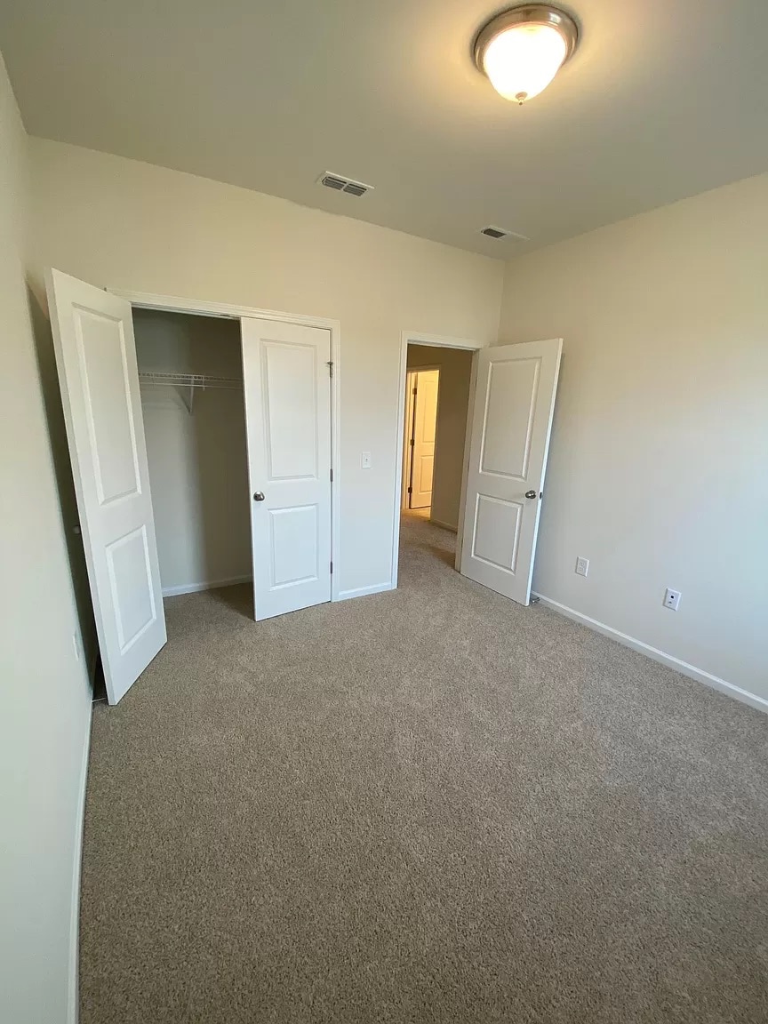 Building Photo - Room in Townhome on Diamond Dove Ln