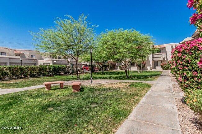 Building Photo - 985 N Granite Reef Rd