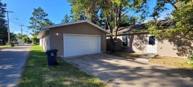 Building Photo - 3 Bedroom Single Floor House