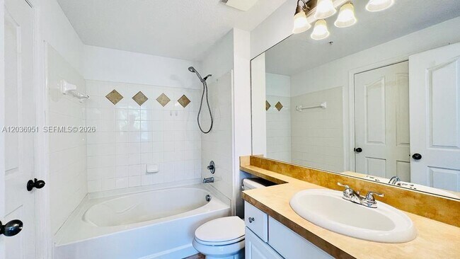 Building Photo - 2304 Myrtlewood Cir E