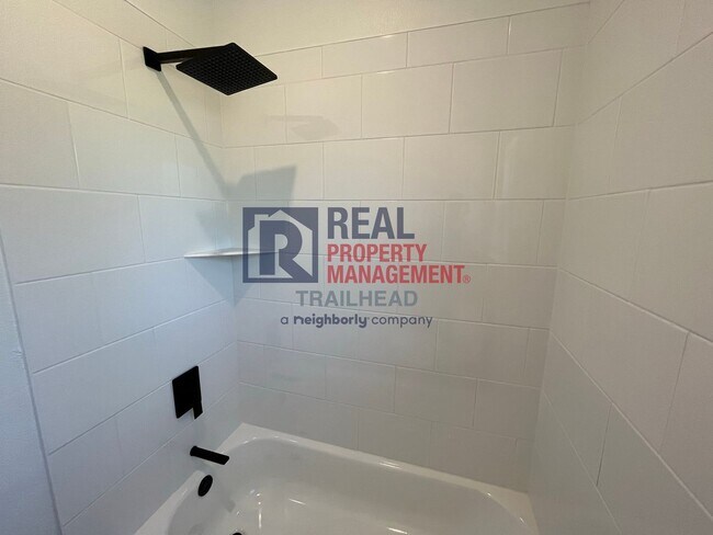 Building Photo - Stylish 3 Bed, 2 Bath Home in Gated Lakeside Community!