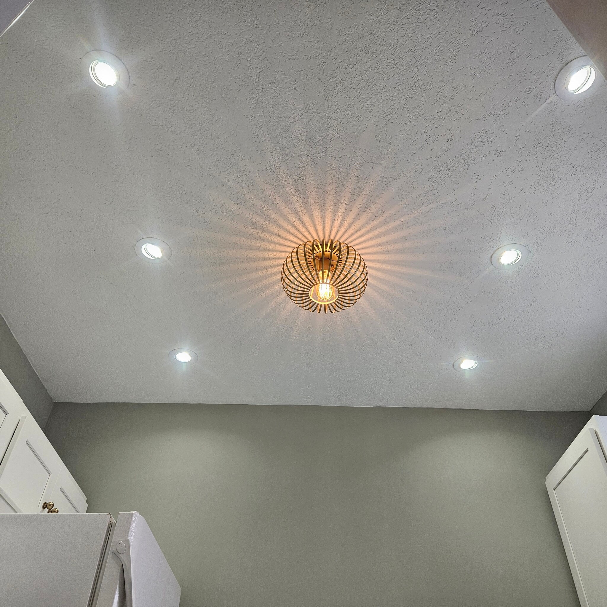 Kitchen ceiling lights - 811 Tyler St