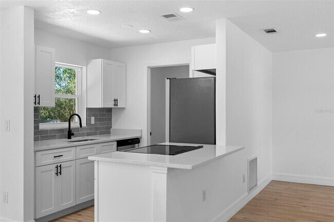 Building Photo - 2240 Conway Dr