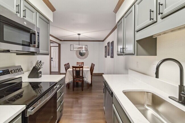 Building Photo - 906 Chapel Creek Dr