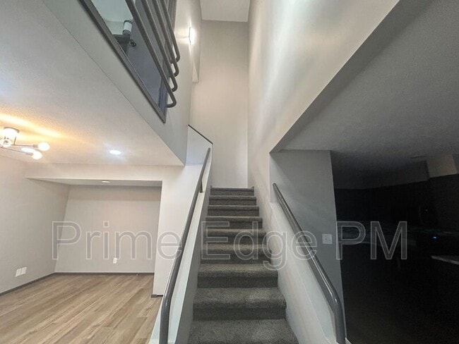 Building Photo - 1841 Ridgehaven Ct