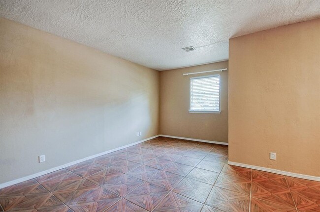 Building Photo - 1926 Cherokee Ln