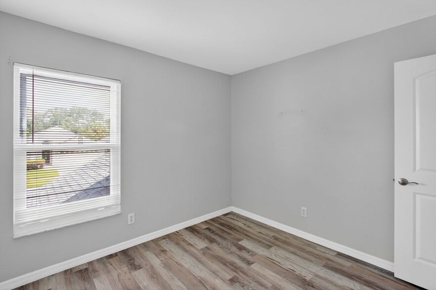Building Photo - 250 Lakebreeze Cir