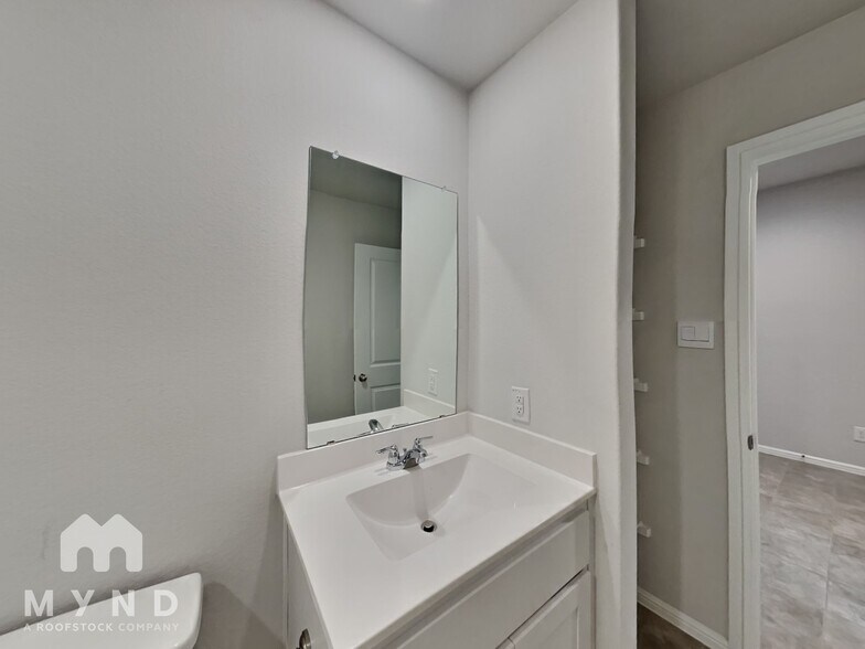 Building Photo - 5901 Piedrosa Ct