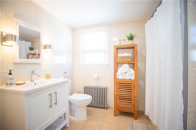 Building Photo - 19-21 Crest St