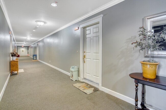 Building Photo - 20 Willow Rd