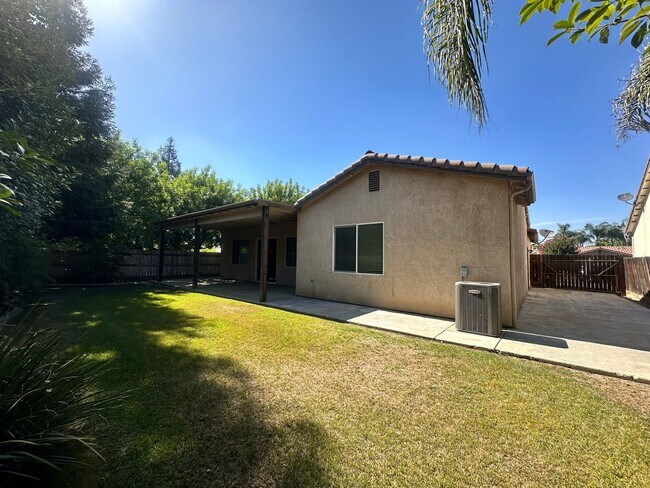Building Photo - NW Visalia Home Coming Soon!