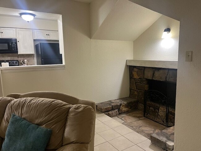 Building Photo - All Bills Paid/ Fully Furnished