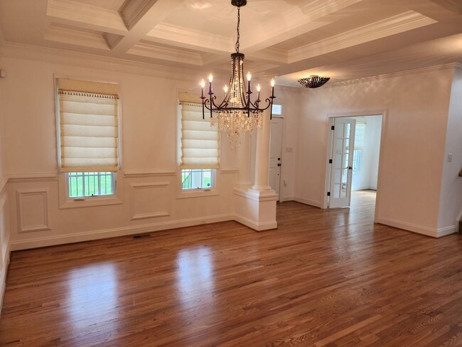 Building Photo - Stunning Luxury Home with 5 Bedrooms and 5...