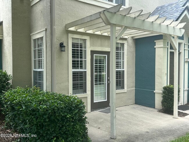 Building Photo - 13700 Richmond Park Dr N