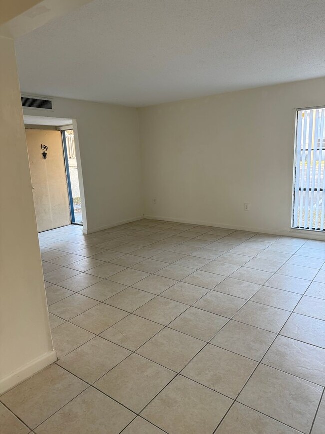 Building Photo - Spacious 1,226 SF Unit - 2 bd / 2 ba near ...