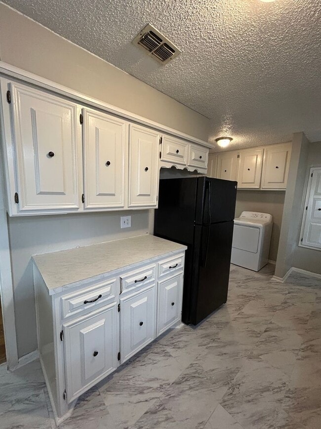 Building Photo - 3 bed and 2 bath Now Available in Tech Terrace