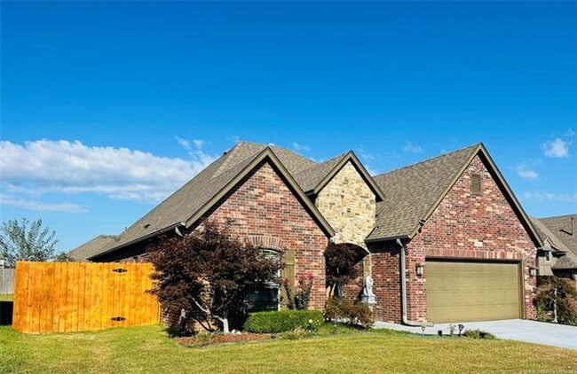 Building Photo - HOUSE FOR RENT