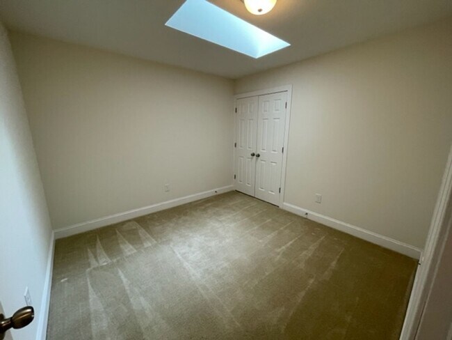 Building Photo - Townhouse / Burlington