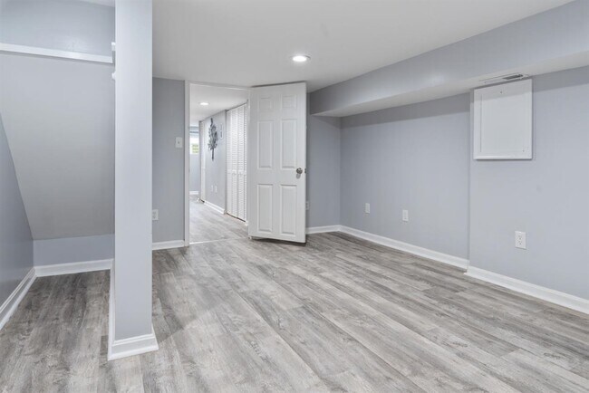 Building Photo - 525 S East Ave