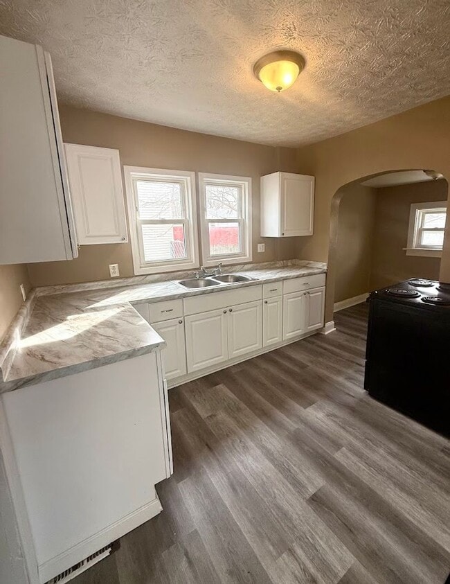 Building Photo - Four bedroom one bathroom home for rent