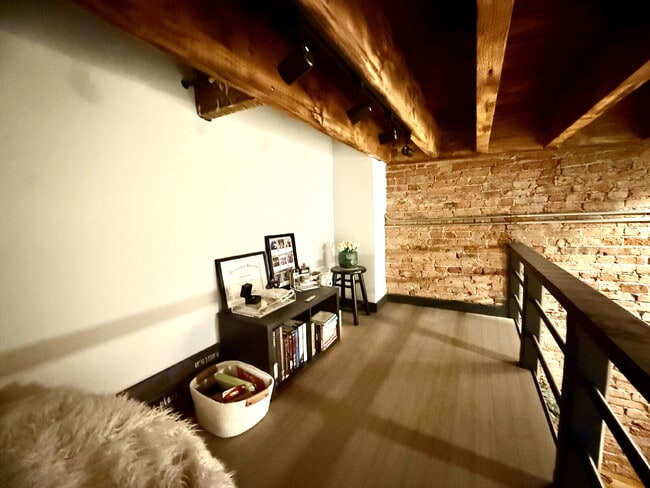 Building Photo - Beautifully Refinished Historic Downtown Apartment!