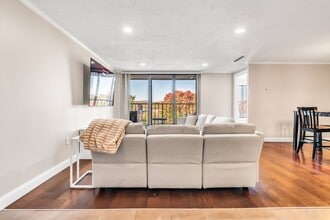 Building Photo - 55 River Rd