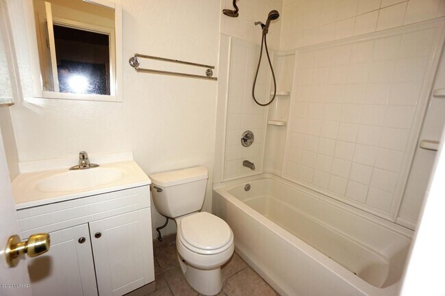 Building Photo - Great East Side Location Monte Catalina Estates