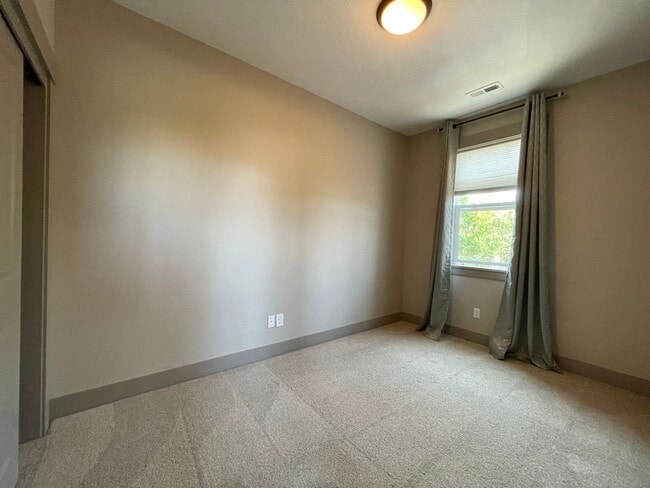 Building Photo - Incredible 2 Bed 1.5 Bath + Den  in N Portland near Peninsula Park! A/C and More!