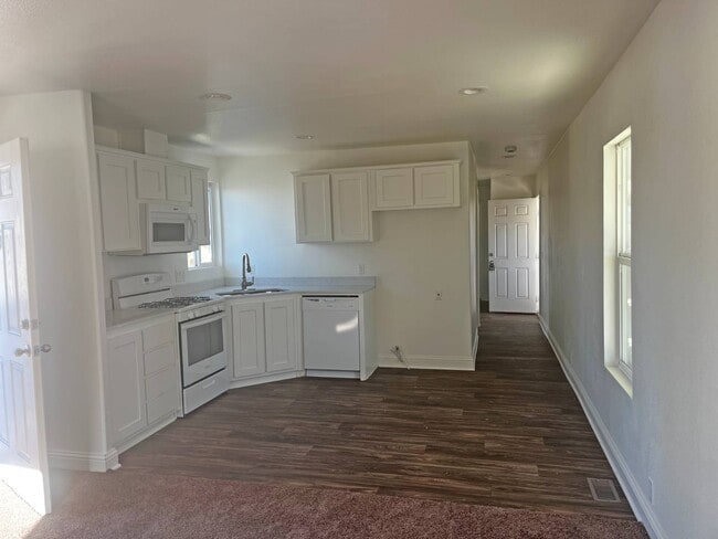 Building Photo - 21100 State St