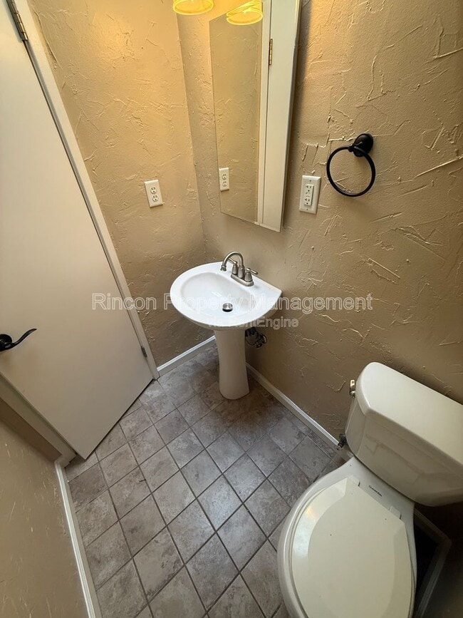 Building Photo - 3677 Willowick Dr