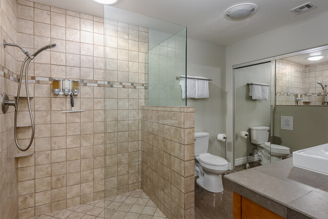 En-Suite bathroom - 71535 Biskra Rd