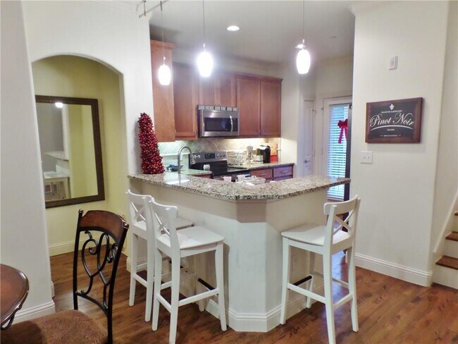 Building Photo - 3230 Daniel Ave