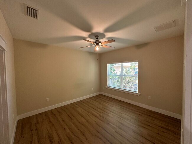 Building Photo - 605 3rd St