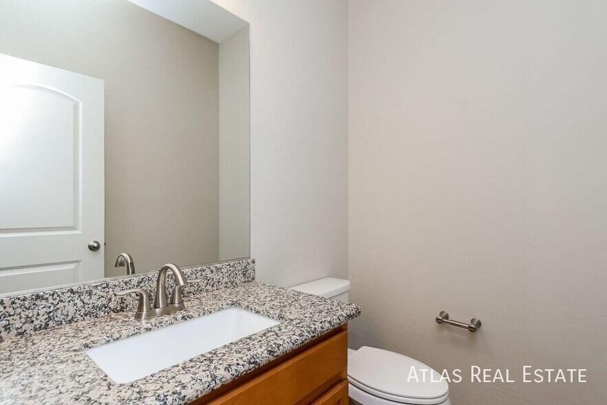 Building Photo - 577 Comodo St