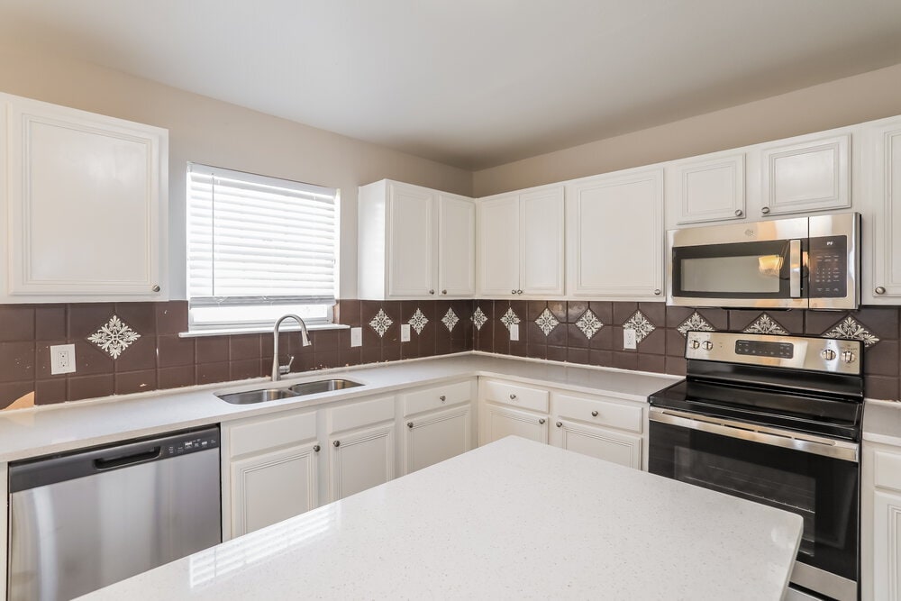 Building Photo - 628 Rockbrook Dr