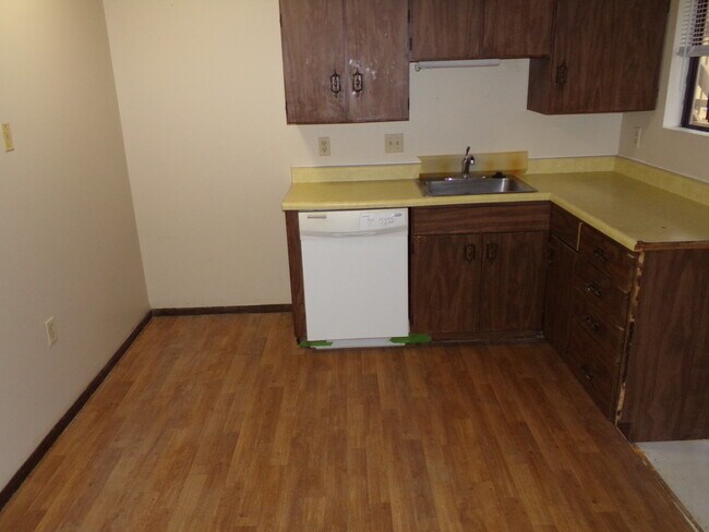 Building Photo - BCR - 2227 A Street - Nice 2 BR Apt