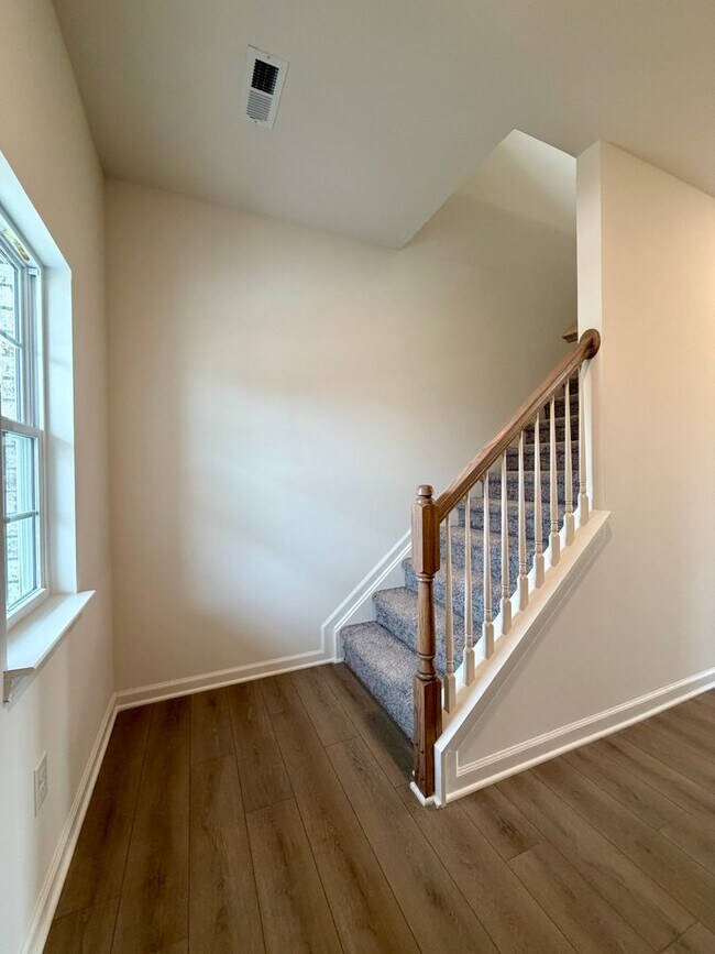 Building Photo - 836 Halford Pl