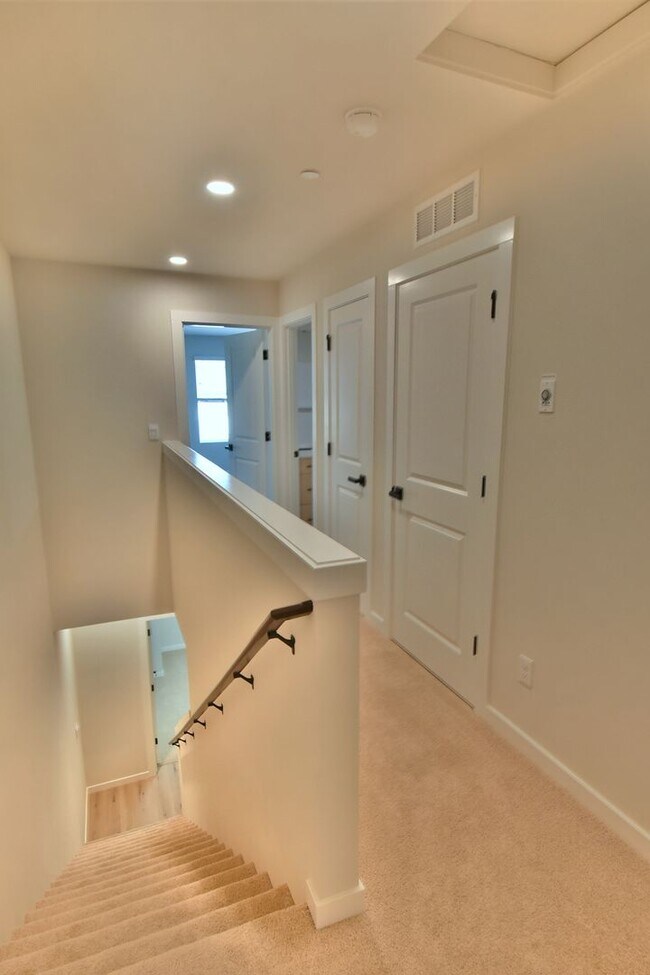 Building Photo - 3bd/2.5ba Lynnwood Townhome