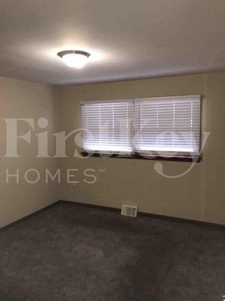 Building Photo - 2027 Vardon Ln