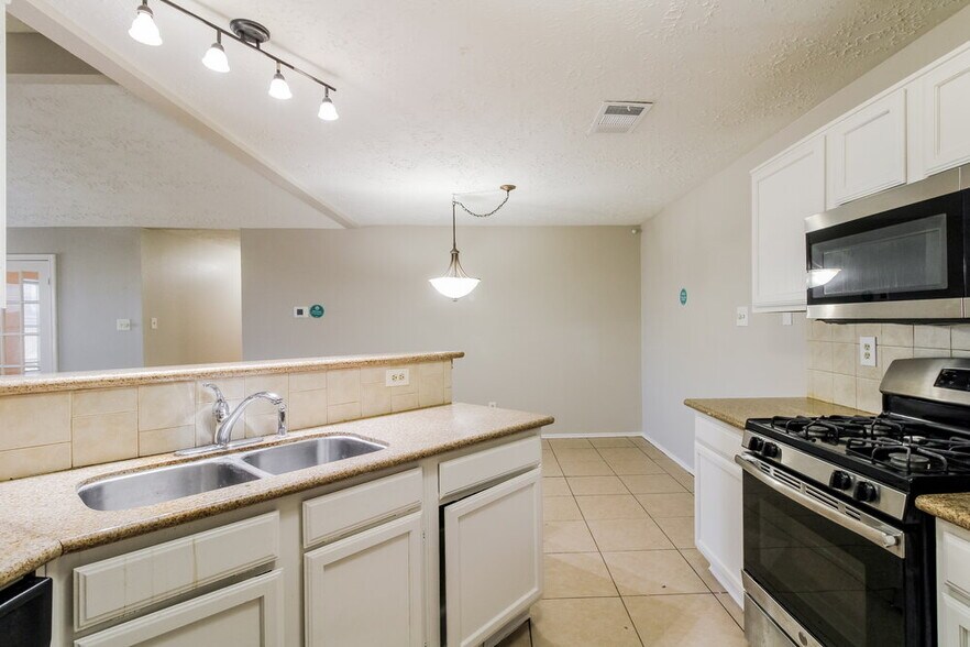 Building Photo - 15503 Boulder Oaks Dr