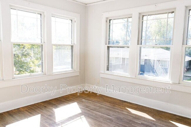 Building Photo - 910 S Crest