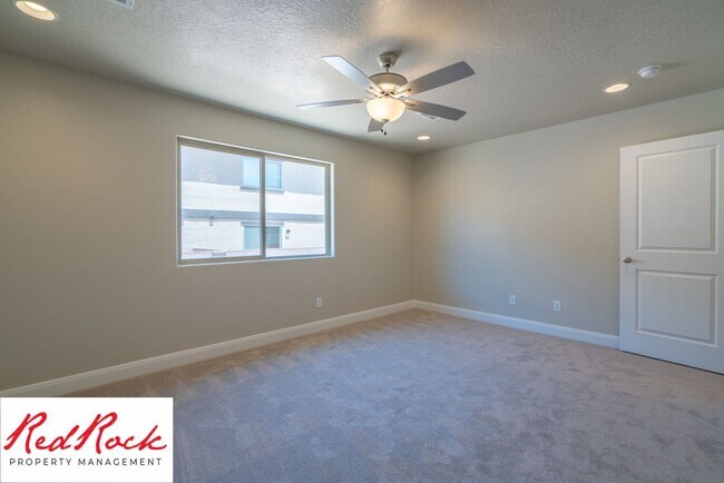 Building Photo - 4 Bedroom, 2.5 Bathroom Townhome in Hurric...