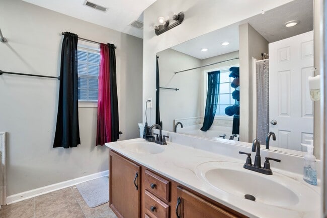 Building Photo - Welcome to Chinook Haven – Your Spacious R...