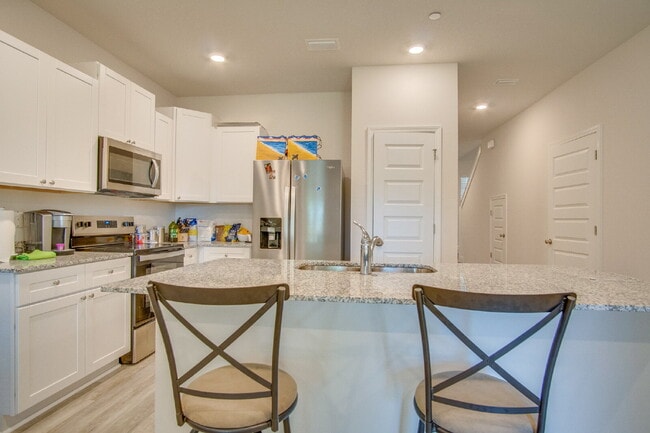 Building Photo - 3 Bed, 2.5 Bath Townhome – Prime Central L...