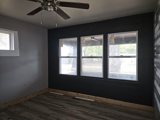 Building Photo - 4009 Oliver Ave