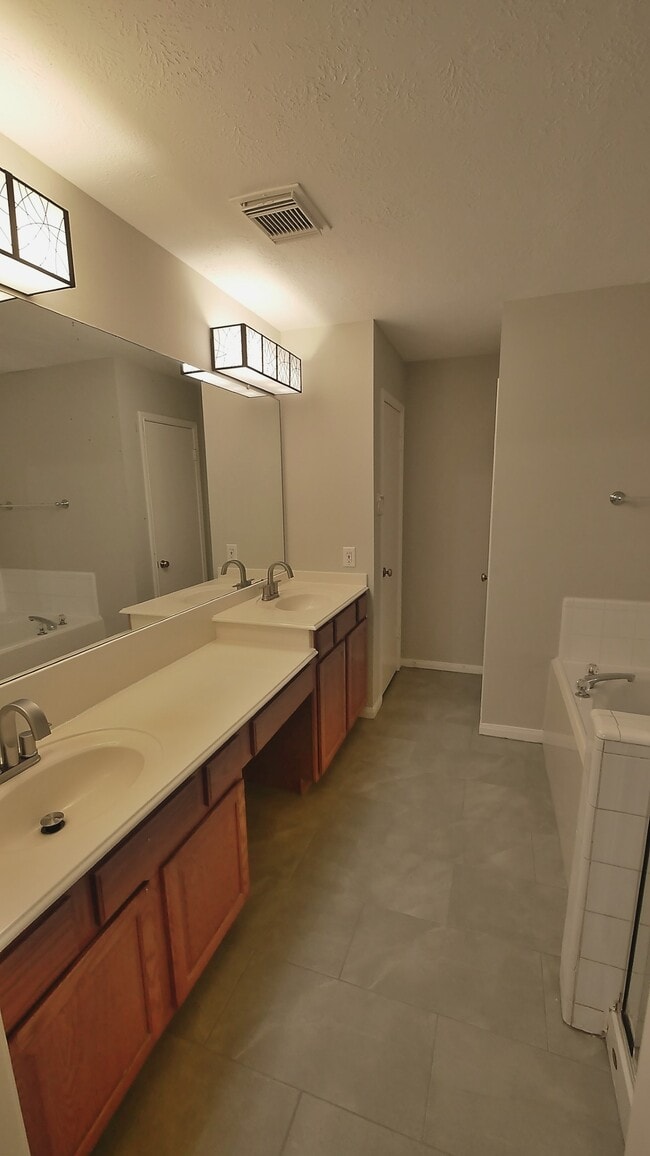 Building Photo - 1335 Hidden Canyon Rd