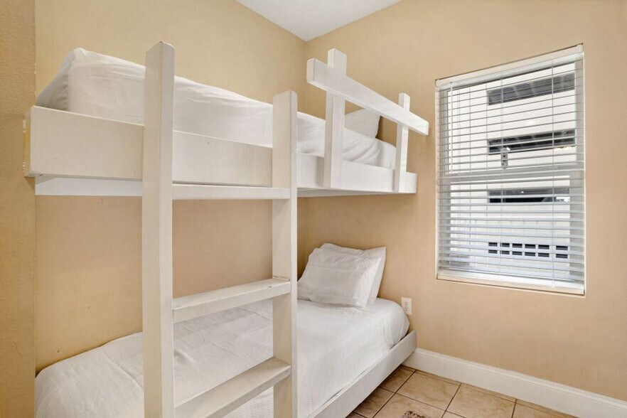 Building Photo - 9902 S Thomas Dr