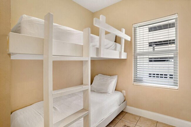 Building Photo - 9860 S Thomas Dr